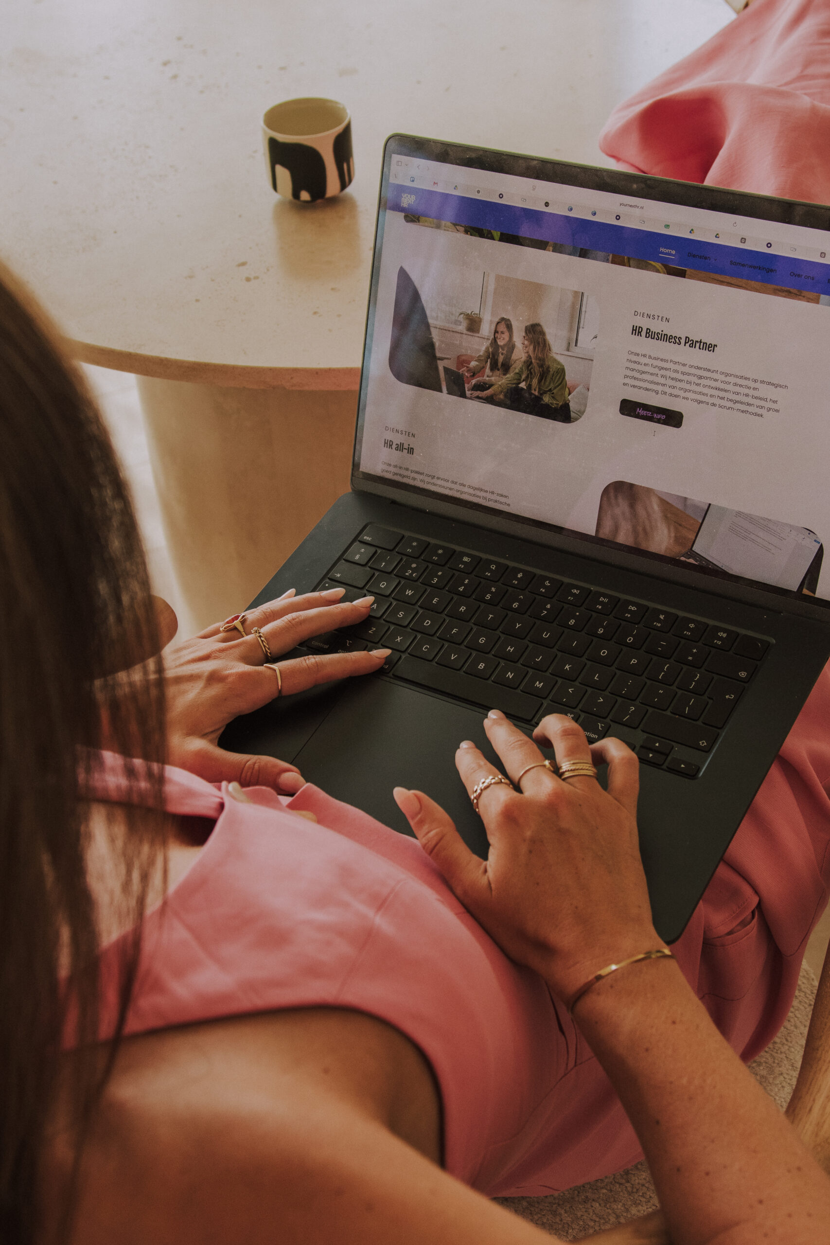 Twee HR-adviseurs van YOUR NEXT HR tijdens een overleg aan tafel