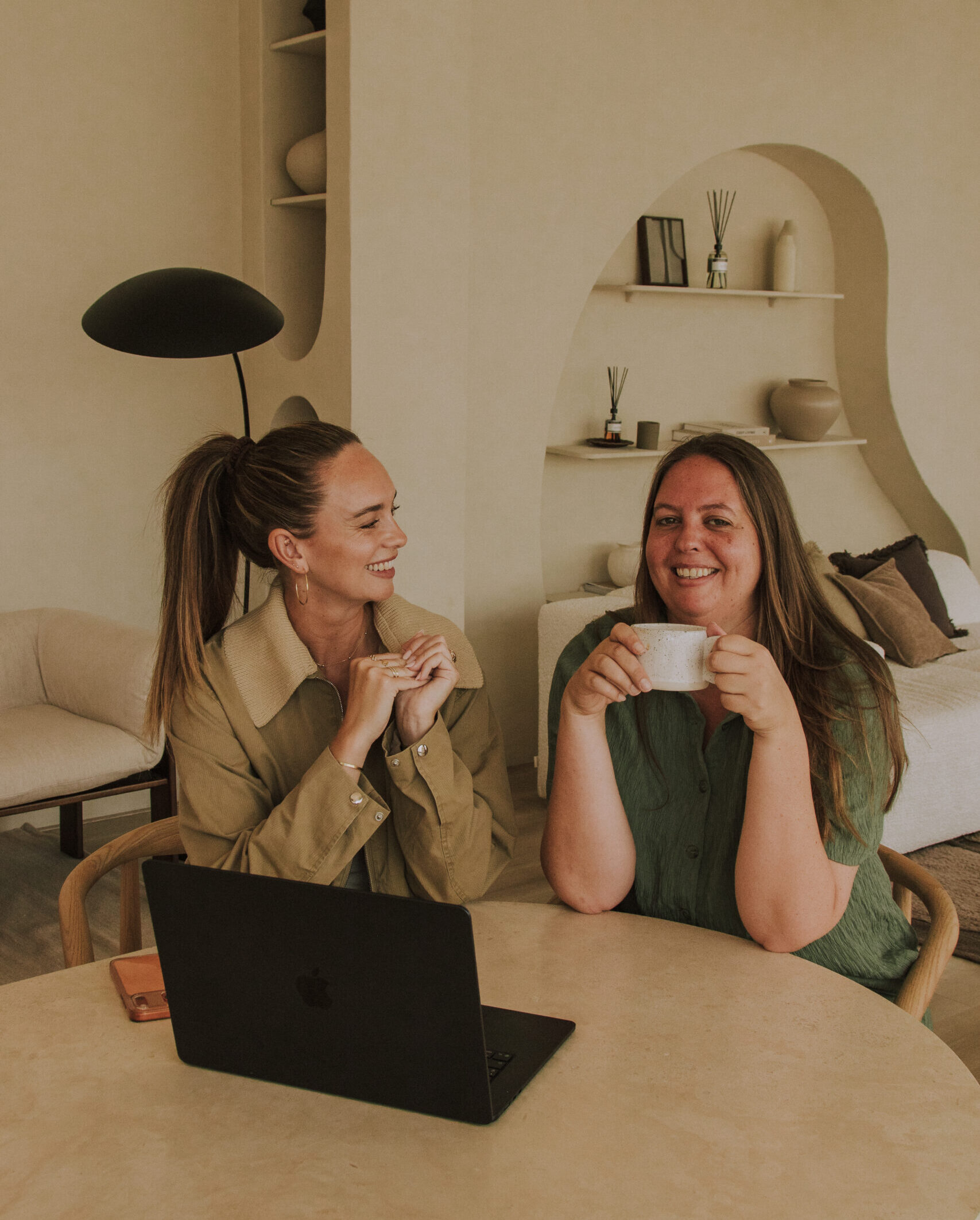 Twee HR-adviseurs van YOUR NEXT HR tijdens een overleg aan tafel